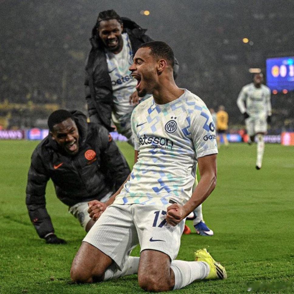 手机：迪乌夫让我感到疯狂在我看来他真的能大放异彩他总是能在一对一中击败他的对