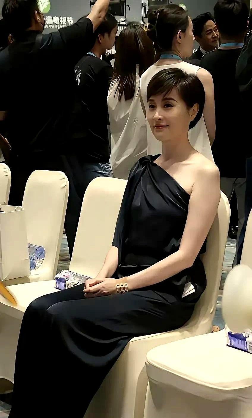 真没想到，一向素面朝天的吴越，居然凭几块布料给内娱上了一课！这一身“敢露却不妖