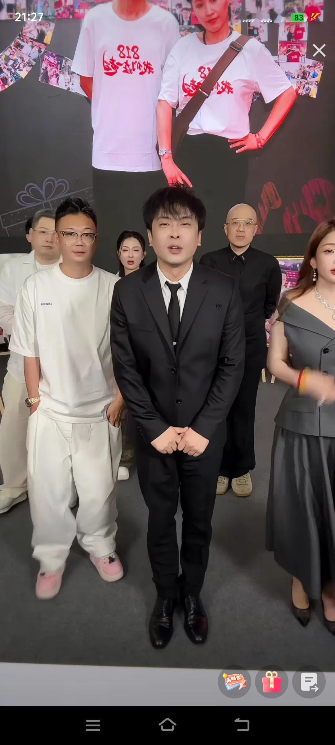 818生日这天，辛巴在晚上8点18分开了直播。这场直播里，他说自己要退