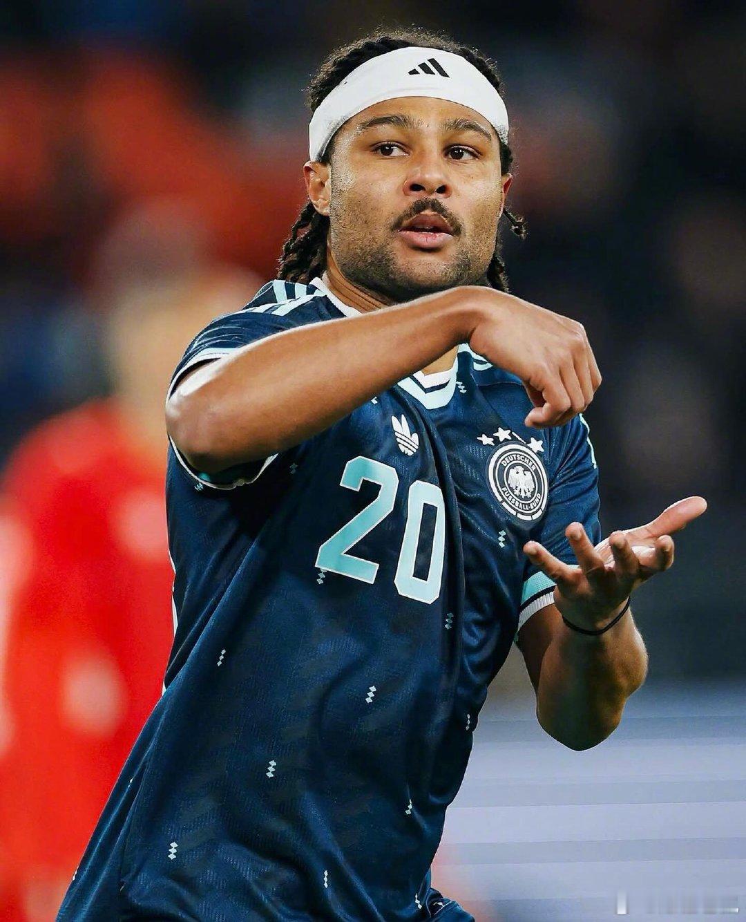 【伤停】拜仁宣布边锋格纳布里右大腿内收肌撕裂，长期缺席，据悉他将缺席3-4个月，