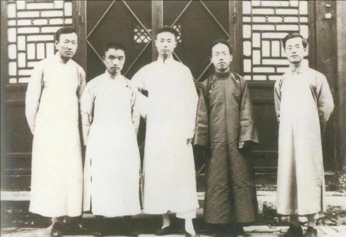 朱自清任清华中文系教授后与友人留影！这是1925年，朱自清与友人在清华园留影