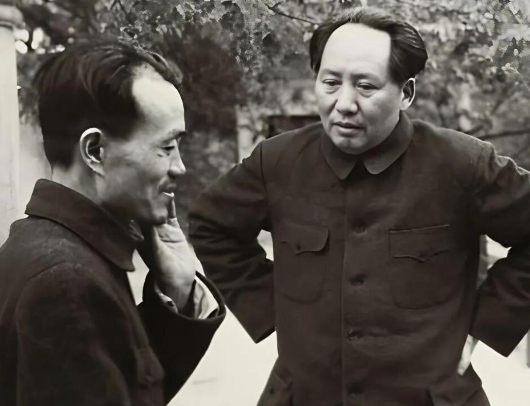 胡乔木，我们都知道，党内大名鼎鼎的一支笔，毛主席一向很看重他。可庐山会议之后，