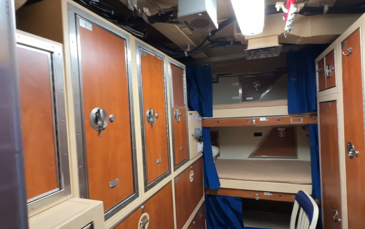 🔻不得不说潜艇设计享受这一块还是毛子厉害。🔻满排接近14000吨的亚森M级，