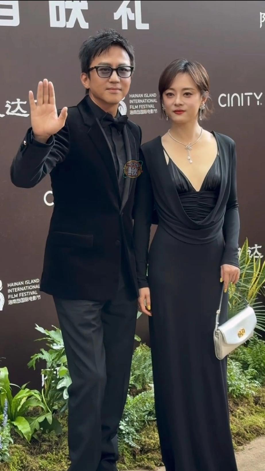 邓超孙俪活动现场同框，恩爱如初，孙俪被爱滋润的太幸福了！邓超孙俪