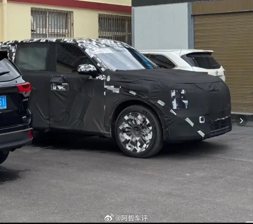 从最新谍照来看，尊界SUV的产品设计思路已经十分明确。外观延续家族化设计语言，在