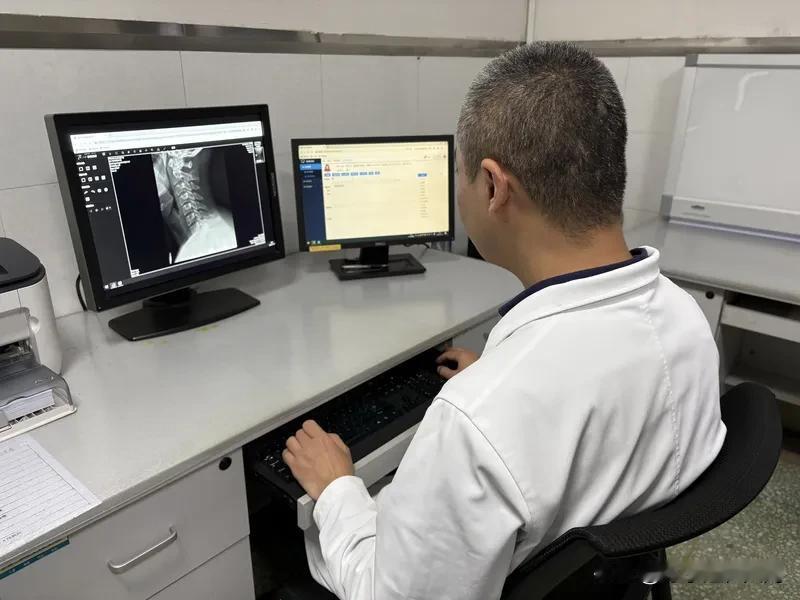 现在AI发展太猛，说AI平替医生，放射科首当其冲还真不是危言耸听。四川一家三甲医