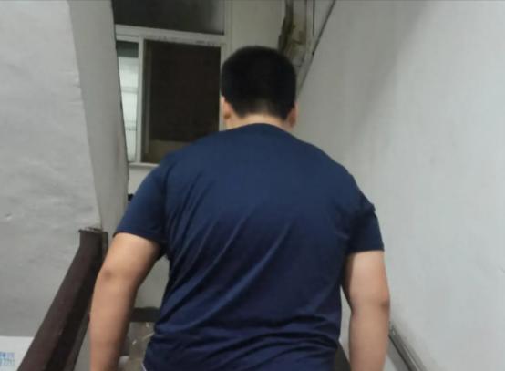 “冤不冤？”一男子晚上去找舅妈，不料，却意外撞见舅妈偷情，一气之下将舅妈的情人堵