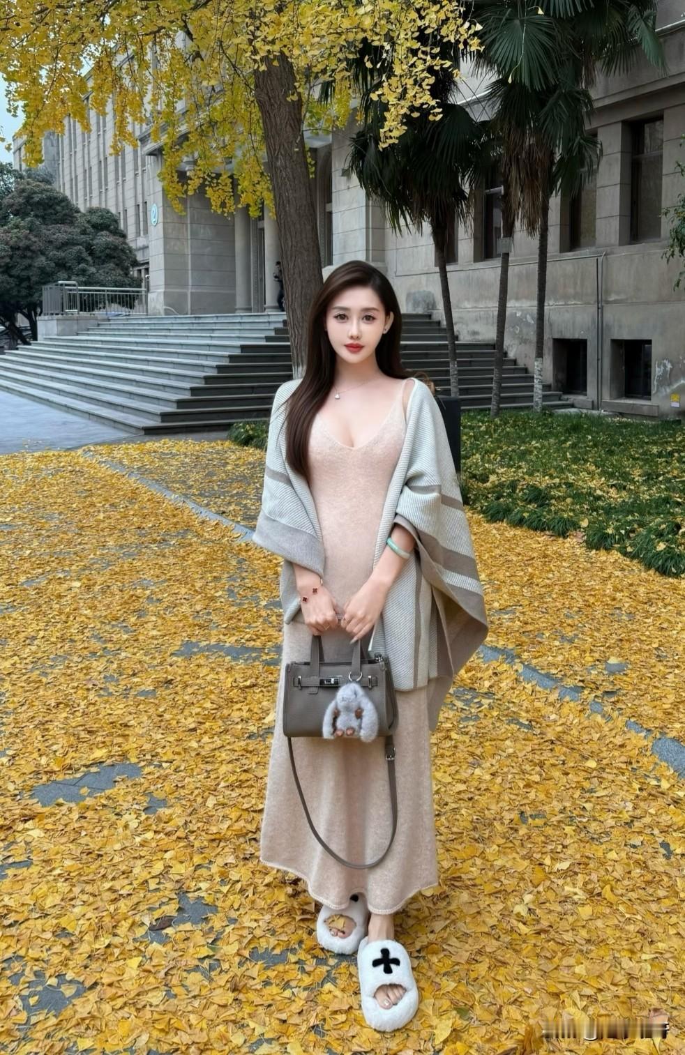 漂亮的披肩配裙子外搭