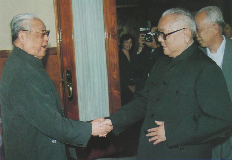陈锡联率团去新疆视察工作，新疆军区司令员杨勇上将有太多的话，想和老战友陈锡联讲。