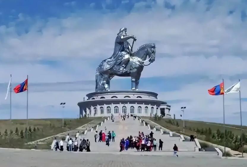 外蒙古的年轻人最想远离的，其实不是贫穷，而是邻近的内蒙古。在乌兰巴托，中文培