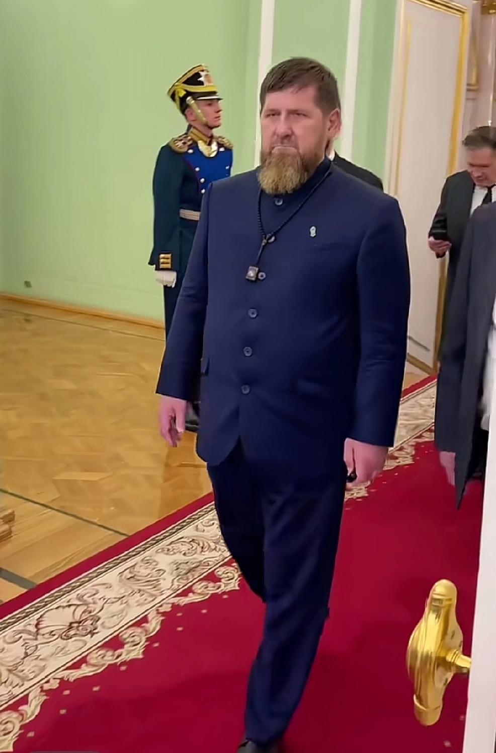 哪位老铁眼神好，帮看看卡德罗夫手里紧握的是啥玩意？这可是在庄严正规的外交场所。