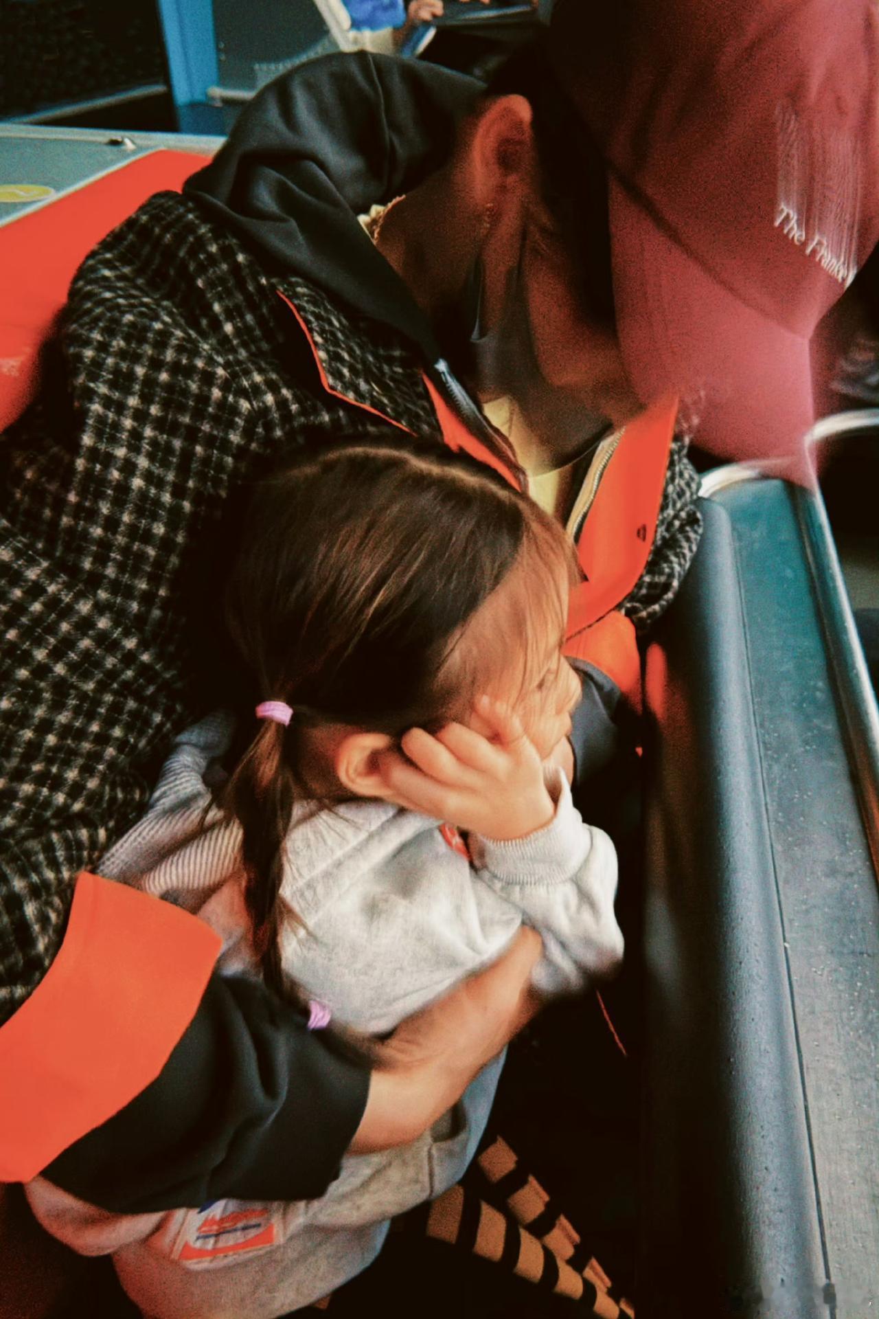 所有人都在猜测檀健次消失不见的时候，原来檀健次帮符龙飞带娃去了？评论区好好玩，说