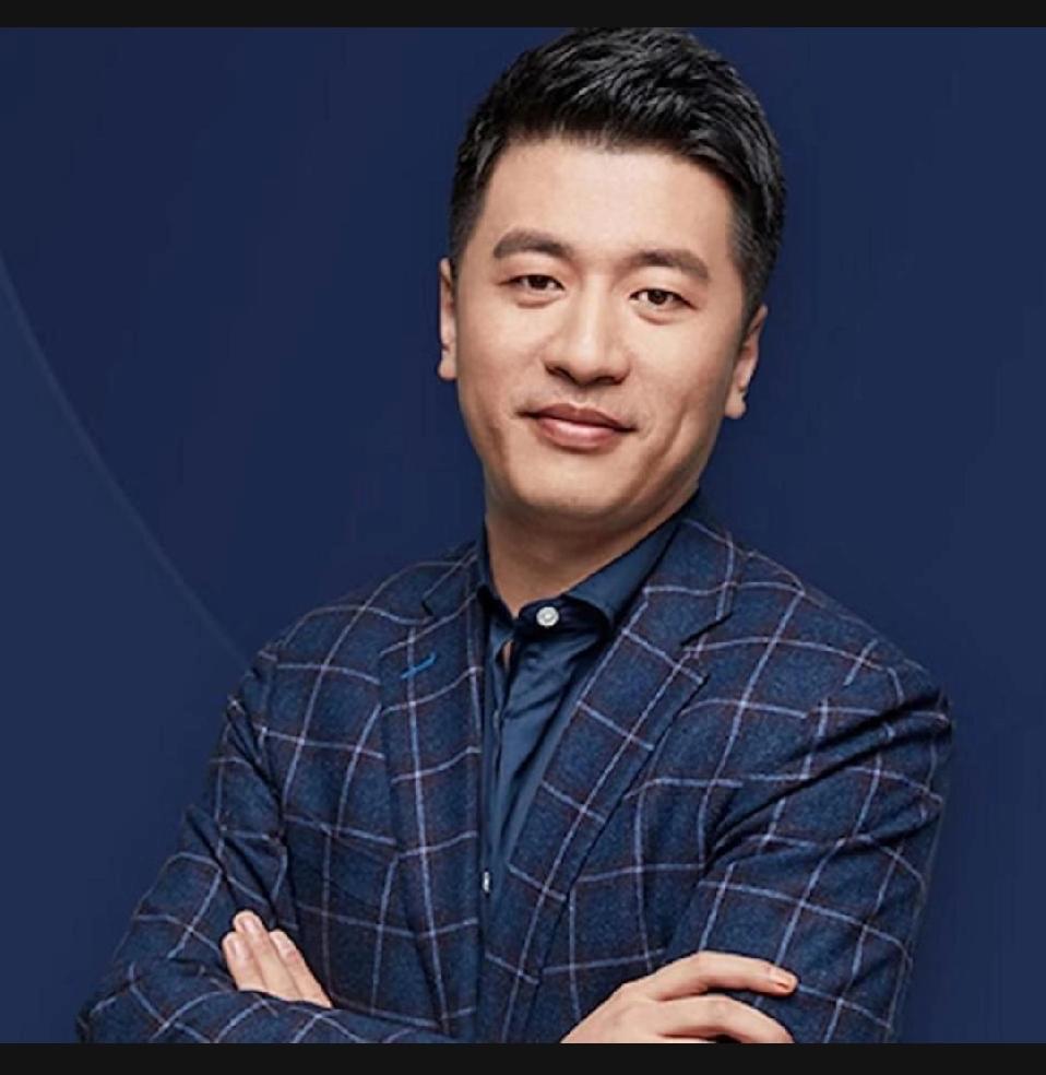 最近，网络上的热门话题又被张雪峰老师的“瓜”占据了，但这一次可谓是来了个意外的大