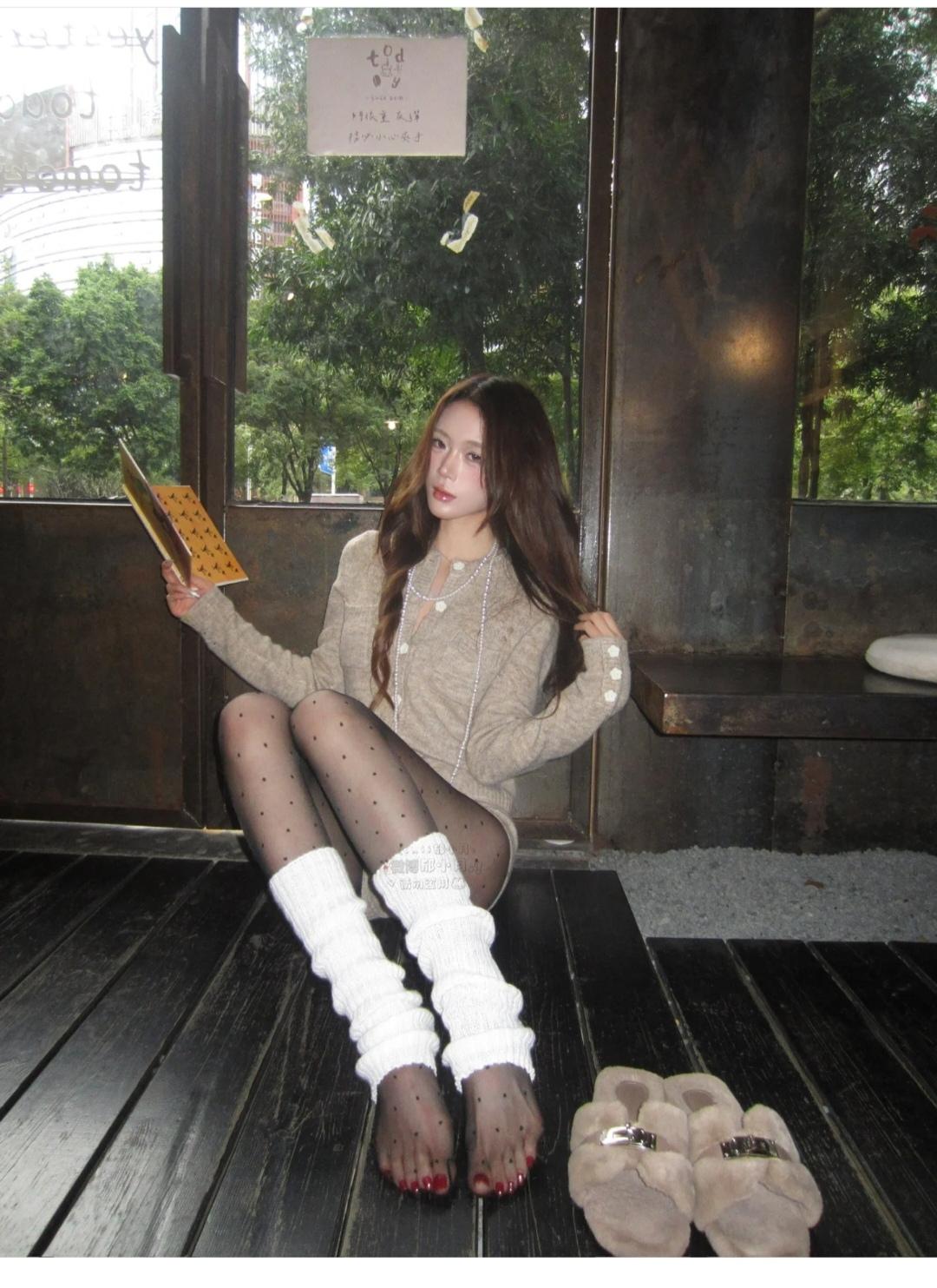 趾甲油这红色，是真好看。