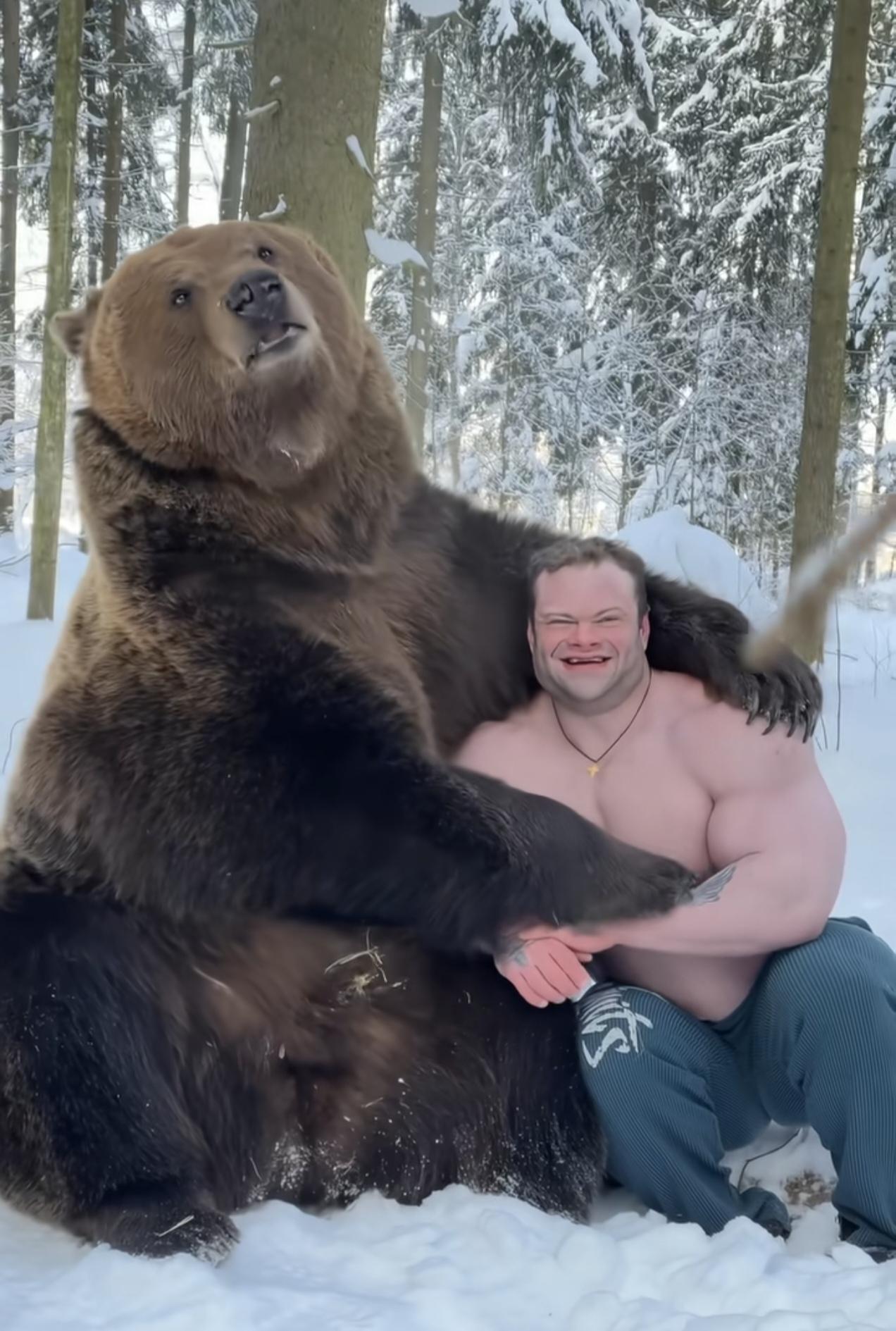 棕熊到底有多大只？俄罗斯健美巨兽达尼洛夫在棕熊面前显得格外小巧。东北地区素有