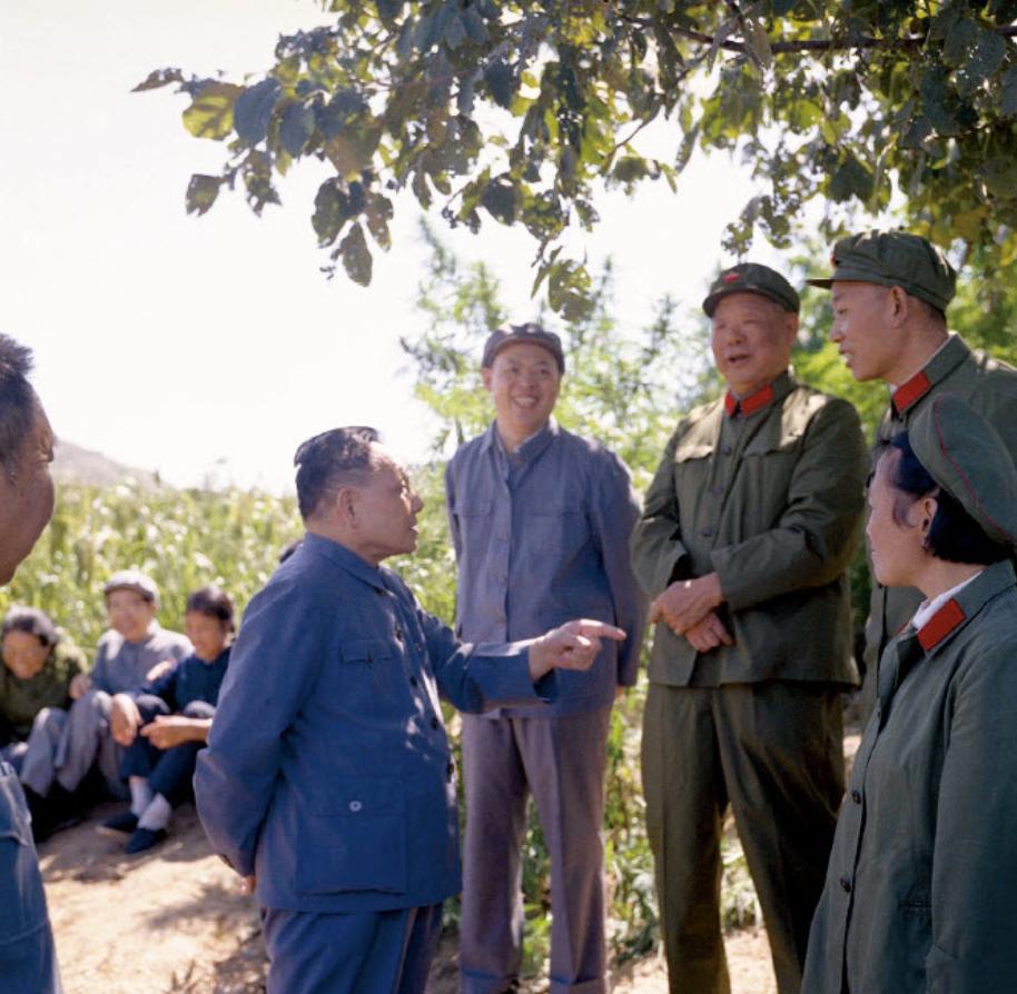 陈锡联将军这张老照片拍摄于1975年9月16日。当时他出席在山西昔阳