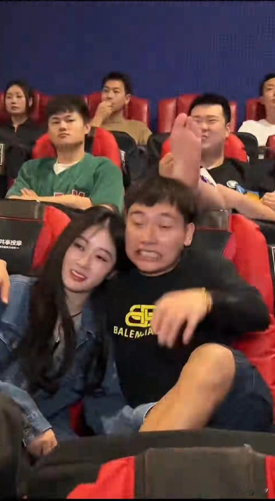 现在的年轻人真不讲武德，小伙本来开心带女友来看电影，突然觉得脑袋上有东西人家