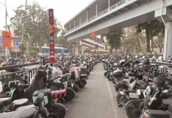 地铁口违停“电鸡”广州今起拖车广州滘口地铁站外停满了电动自行车。南都资料图5