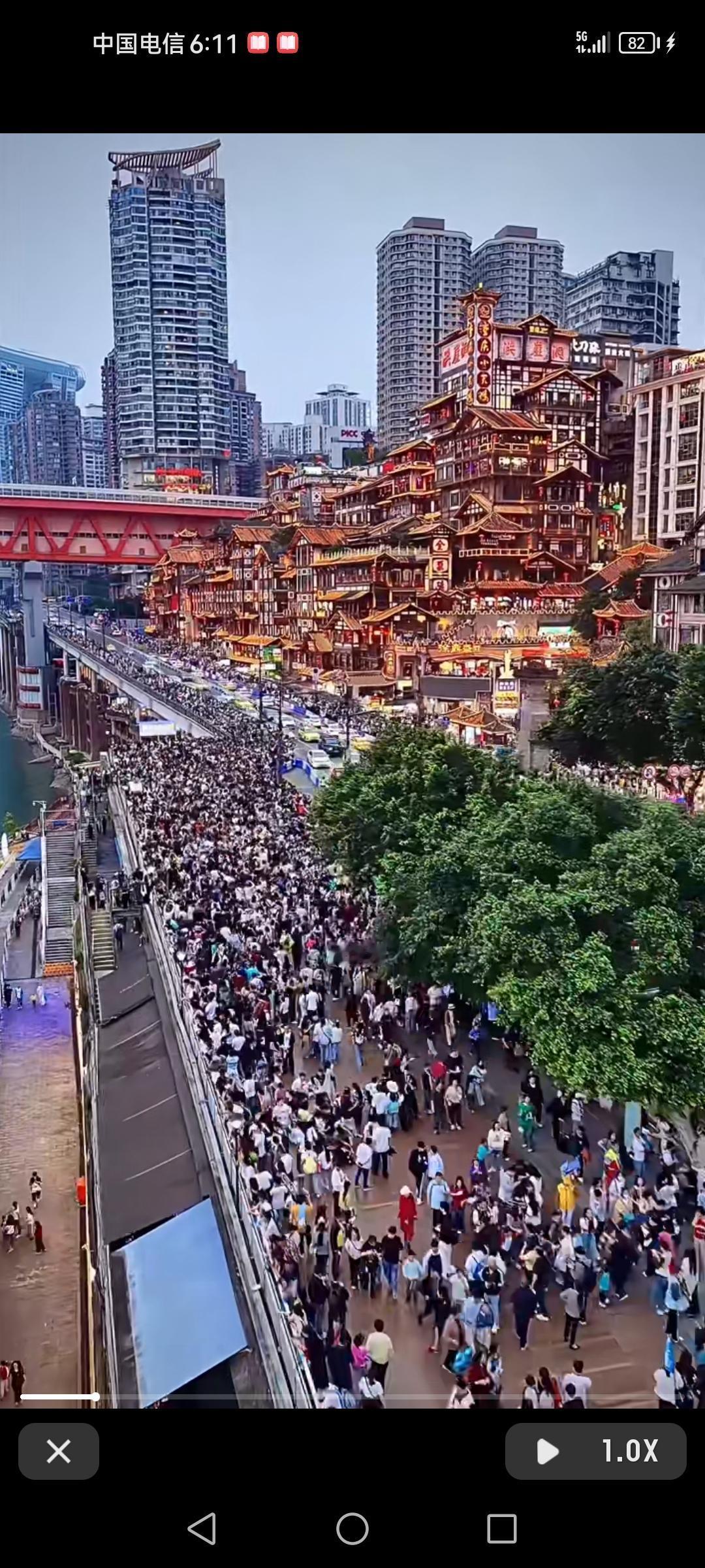 洪崖洞，真是重庆旅游的一绝！它在嘉陵江边千厮门大桥旁，仿巴渝传统吊脚楼依山而建。