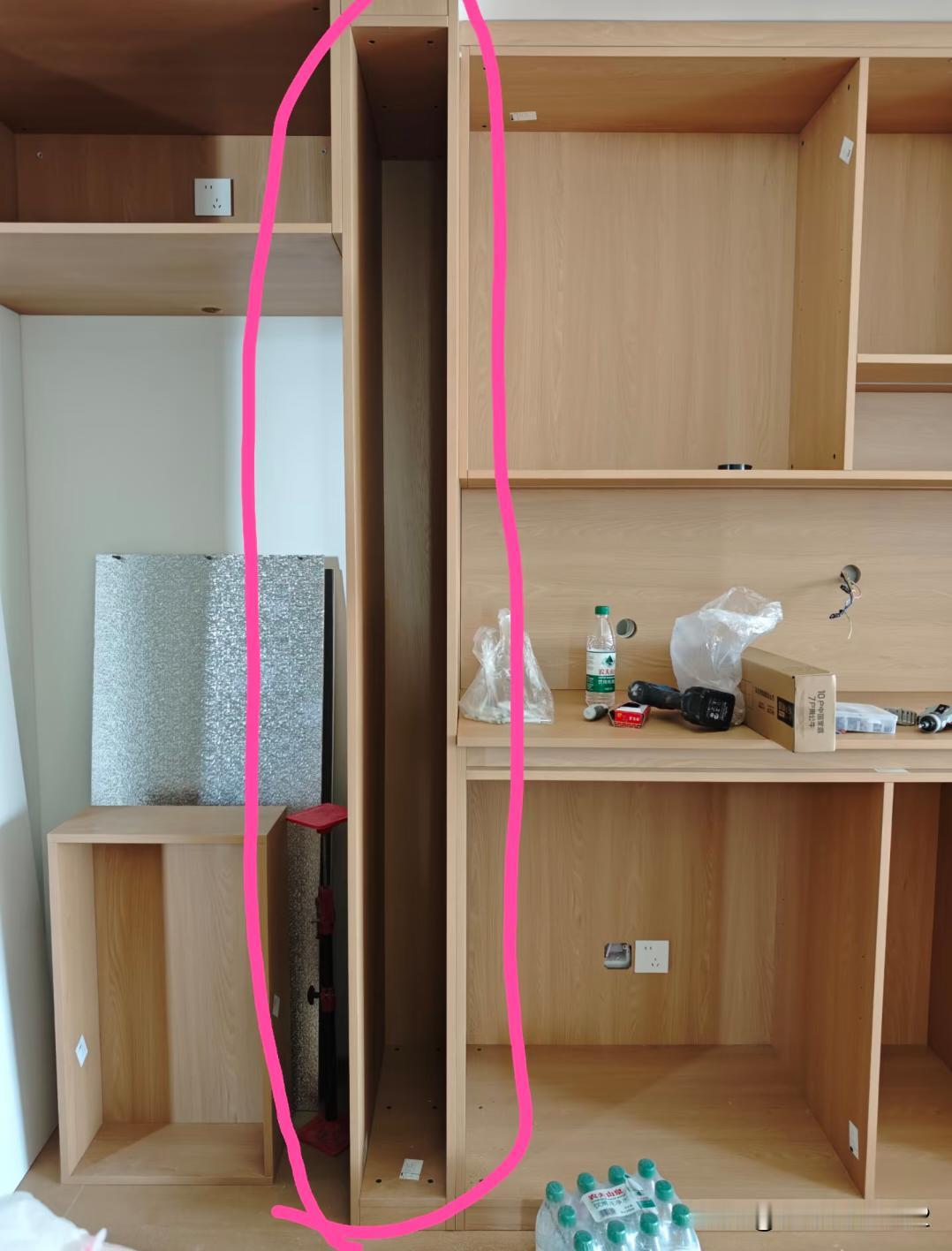 厨房推拉门靠到这上面的，旁边是餐边柜。这个小空间还可以装饰起来吗？