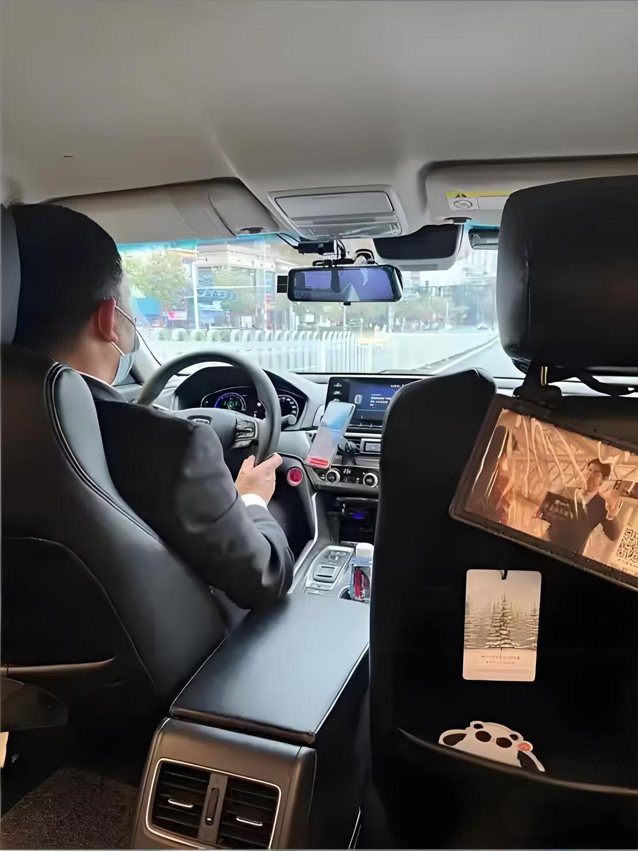 昨儿打滴滴，拼车拼着个特敞亮的大哥。路上没话找话聊起来，才知道这大哥身上藏着段大