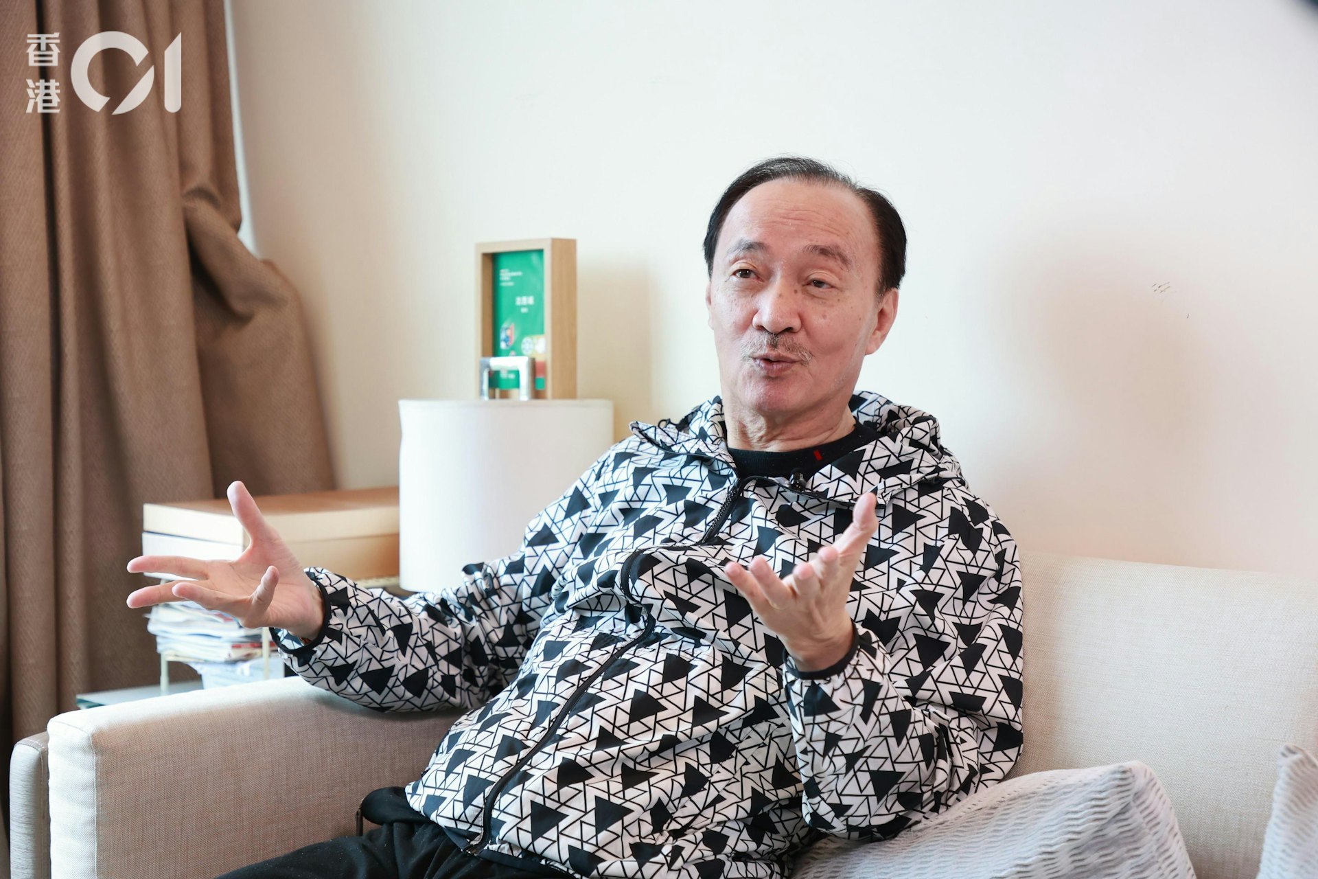 以香港夜场生活为题的电影《夜王》，由吴炜伦执导，黄子华、郑秀文主演，票房已冲破8