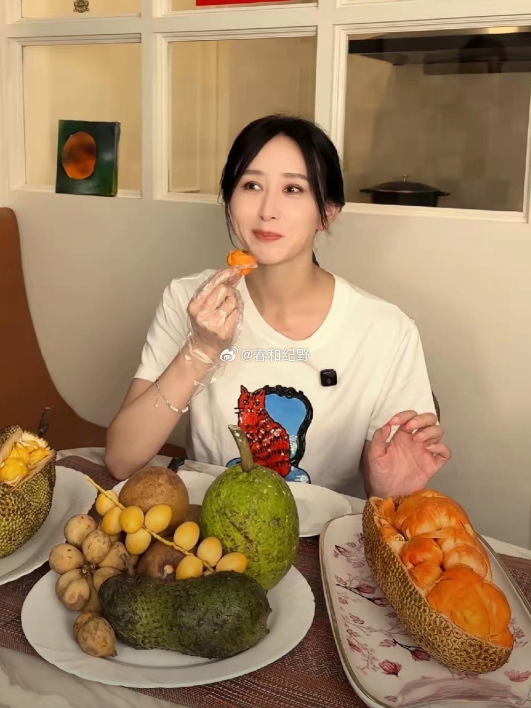 胡静这一桌子马来西亚水果，我都没见过。​​​