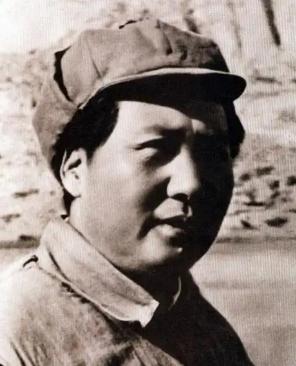 叶剑英元帅坦言：“别人都当过领袖、掌过舵，但都不行，只有毛主席把我们拢起来。”这