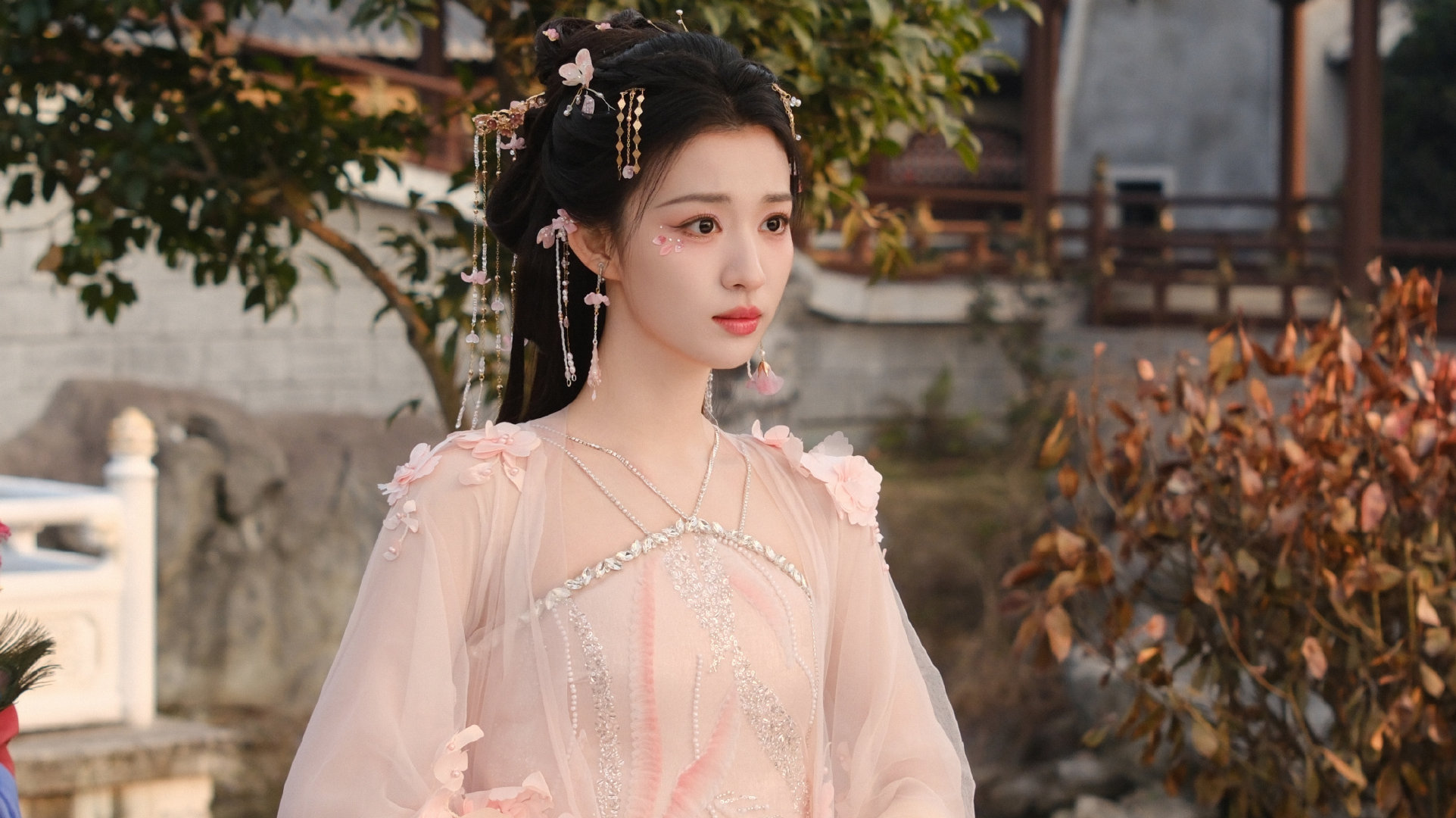 王楚然浮生裟椤妆造路透看王楚然浮生妆造，仿佛看到了仙侠剧最好的样子。发髻高挽，