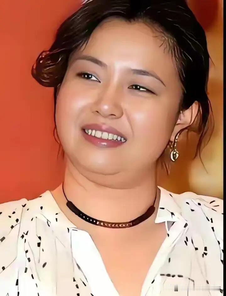 女神老了，颜值下滑了，也是胖的跟普通大妈差不多的身材了，没有一点点明星的气质，还
