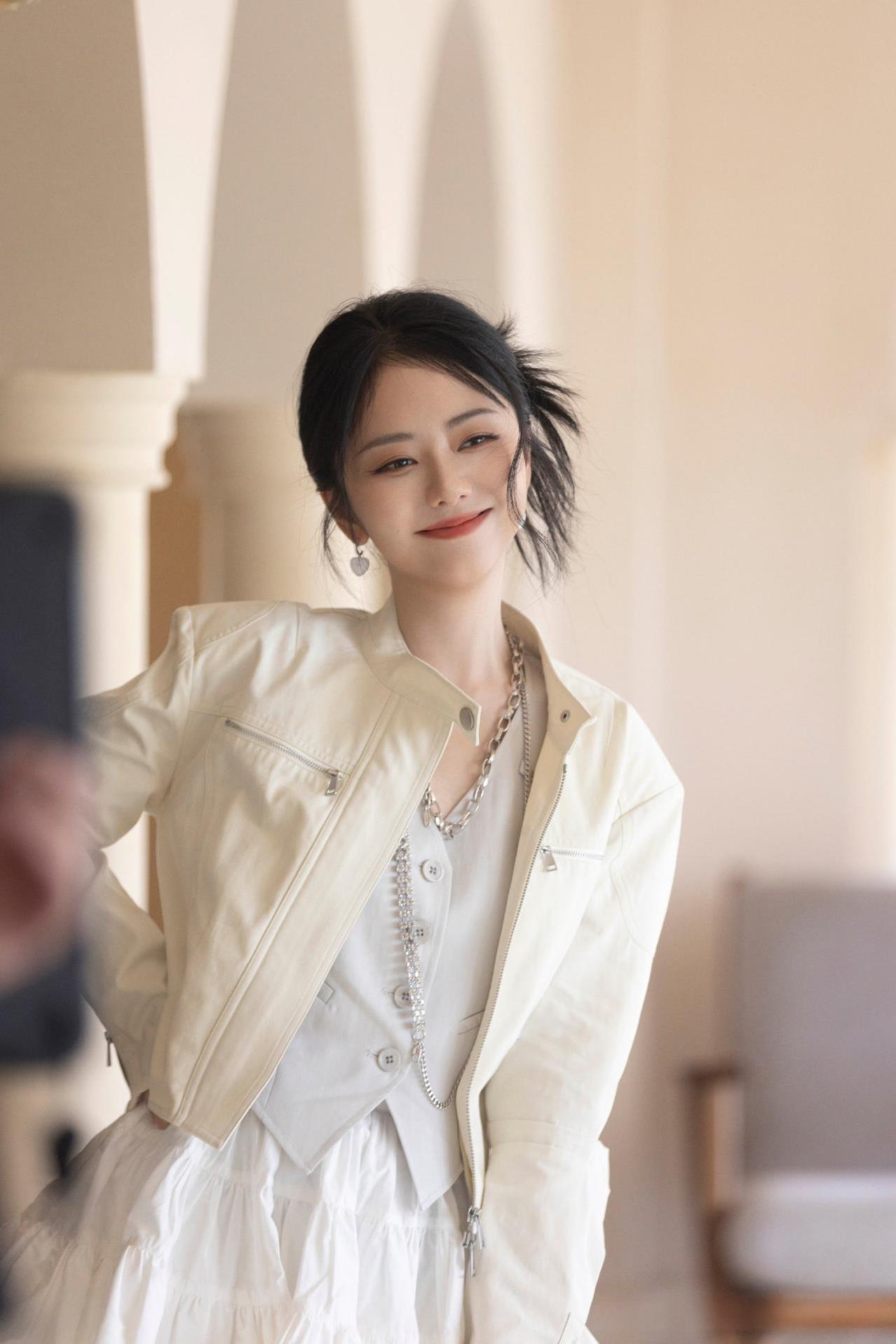 工作室小贴连放数张，谭松韵拍摄间隙的花絮图，两小姐好美好明媚，她有在发光，而且笑