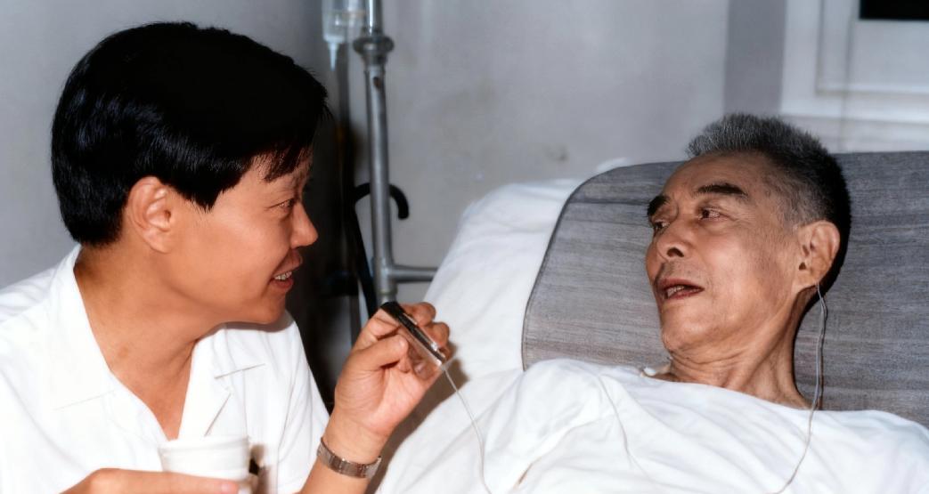 1973年，杨振宁照顾生病住院的父亲，一张温馨的合影，从镜头中我们可以看到，杨武