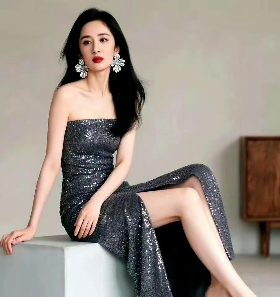 杨幂：于繁华与沉静间，寻一份自洽很多人总觉得，事业只能二选一，要么奔赴