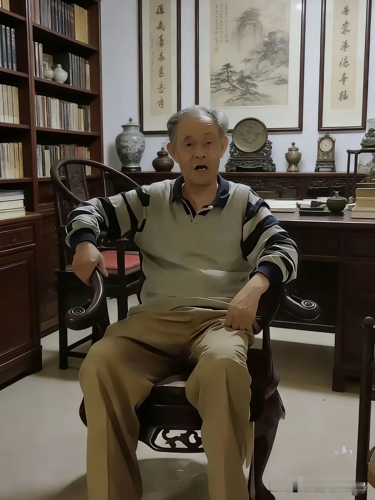没想到引发网友热议。南京博物院原院长徐湖平发了一张居家照，徐老坐在一把黄花梨
