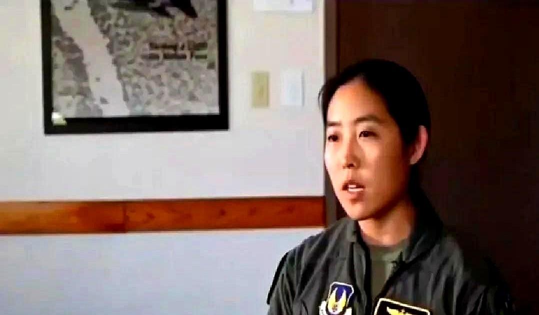 劳伦·克拉姆上尉是美国空军B-2“幽灵”轰炸机飞行员，隶属于密苏里州怀特曼空军基