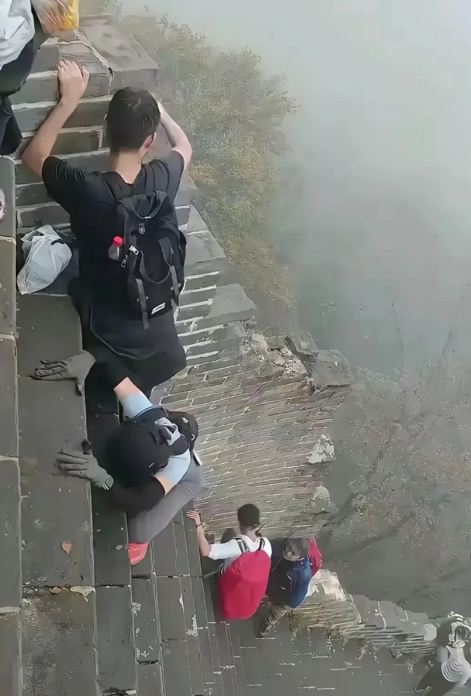 他是怎么做到一脸淡定的。[捂脸哭][捂脸哭][捂脸哭]