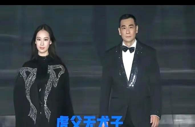 孩子一上台就被骂斗鸡眼赵文卓带女儿走秀，灯光打下来，小姑娘紧张得眼神聚在中间