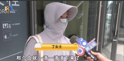 “逛个商场也能被钉子扎脚？”浙江一女子穿着洞洞鞋逛商场，不慎踩到路边一个钉子，脚