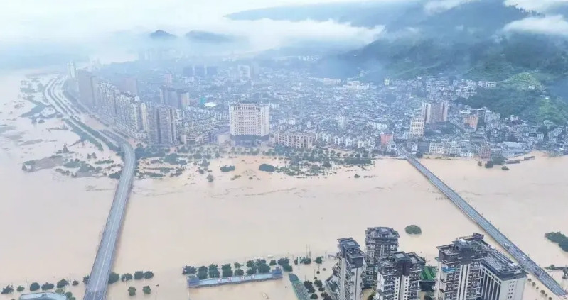 贵州榕江又有一轮新洪水过境，全城群众再一次撤离！这几天好不容易将城区大部分的淤
