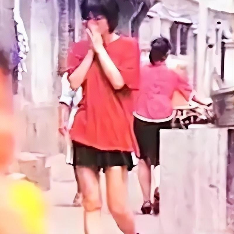 90年｜王菲&窦唯，胡同里的旧时光1995年，北京雍和宫附近的老胡同。彼时王菲和窦唯在这里同