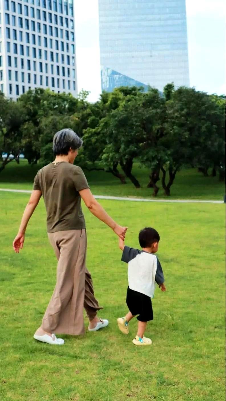 孙子带了有两年半了，平时就我和老头两个人在家带孙子，儿子儿媳出去上班。每天都