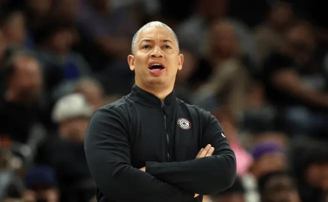 这位雷霆记者，我敢保证你在发这条信息的时候，一定是笑着发的，而且是发一个字笑十分