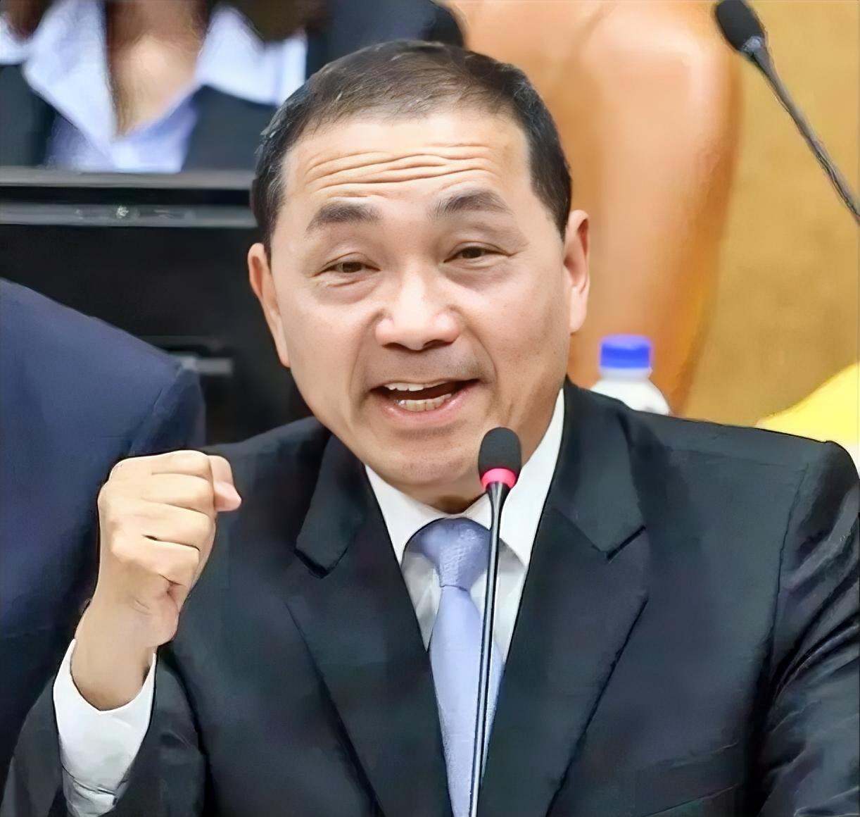 新北市长侯友宜7月21日呼吁就毒油事件“保持行政中立”。对此，台湾名嘴吴子嘉当晚