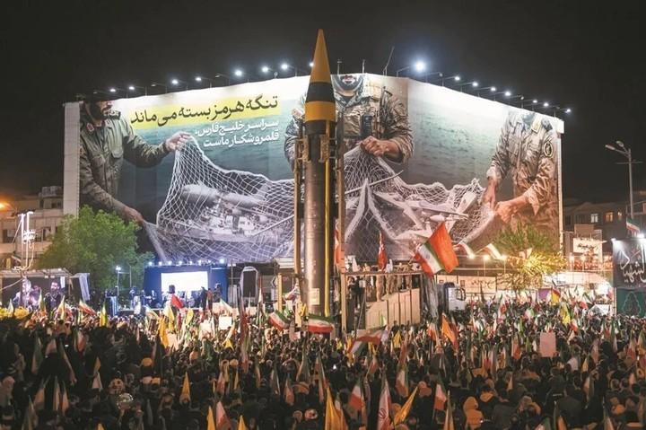 美国人万万没想到，伊朗在德黑兰大街上竖起了弹道导弹！在4月21日晚上，伊朗革