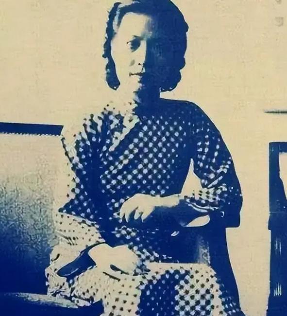 1922年，黄金荣告诉妻子林桂生：“我要娶露兰春，你交出正室之位和家里的财政大权