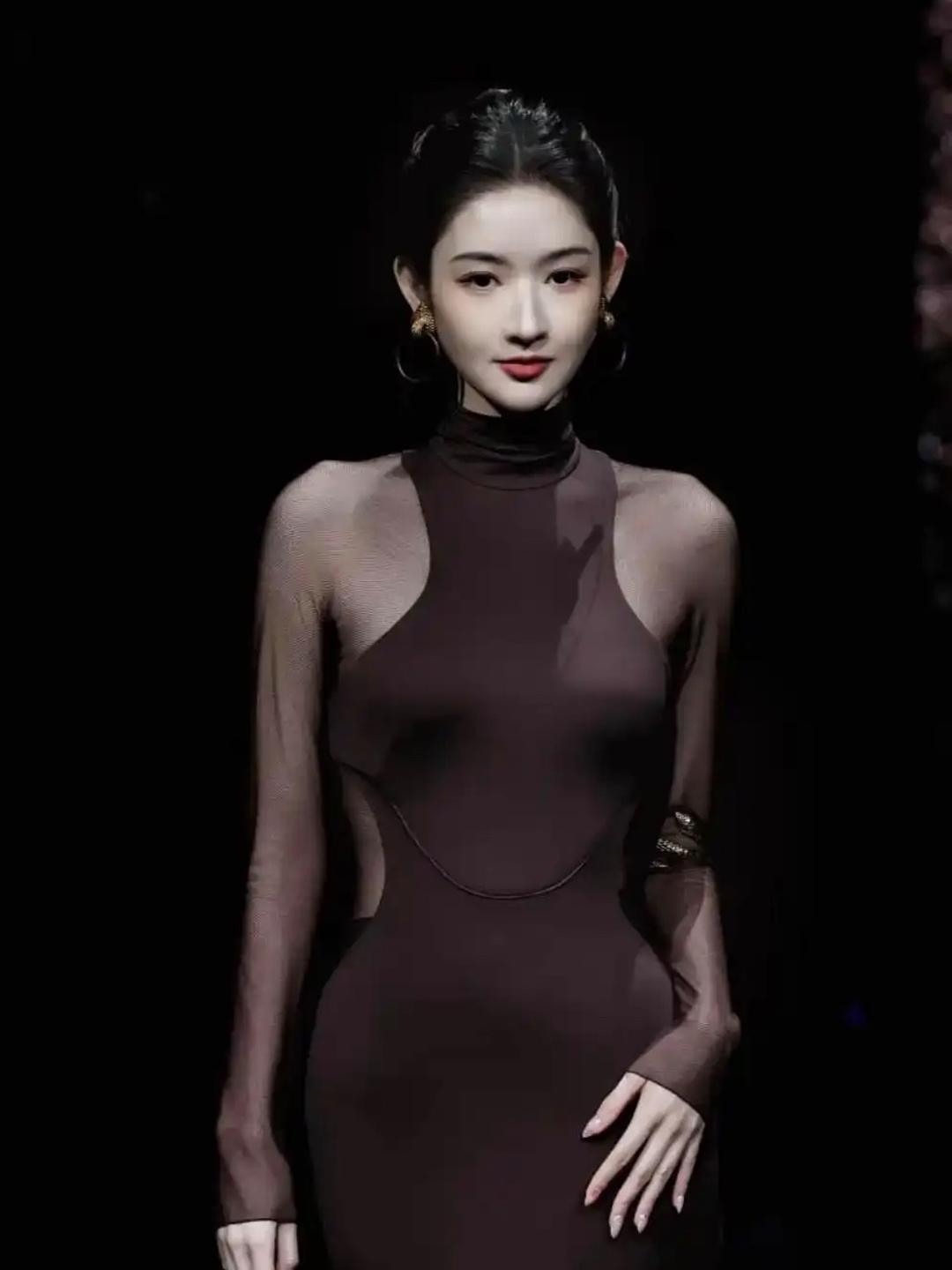 王玉雯棕色透纱紧身包臀裙造型大翻盘：从甜妹到冷艳御姐风格转型，完美驾驭高难度镂空