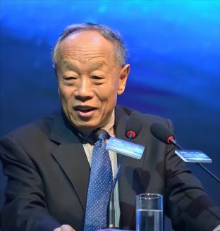 1990年，时任驻美大使李肇星在美国大学演讲时，被一老太太质问：“你们为什么要侵
