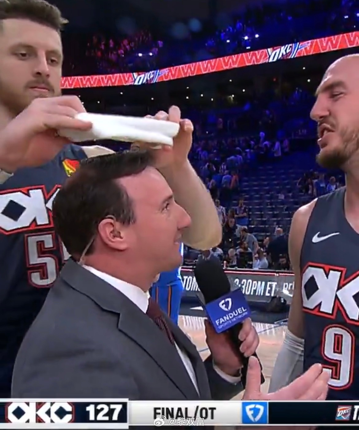 卡鲁索赛后跟InsideTheNBA视频连线时，霍姆格伦光着上半身路过镜头前