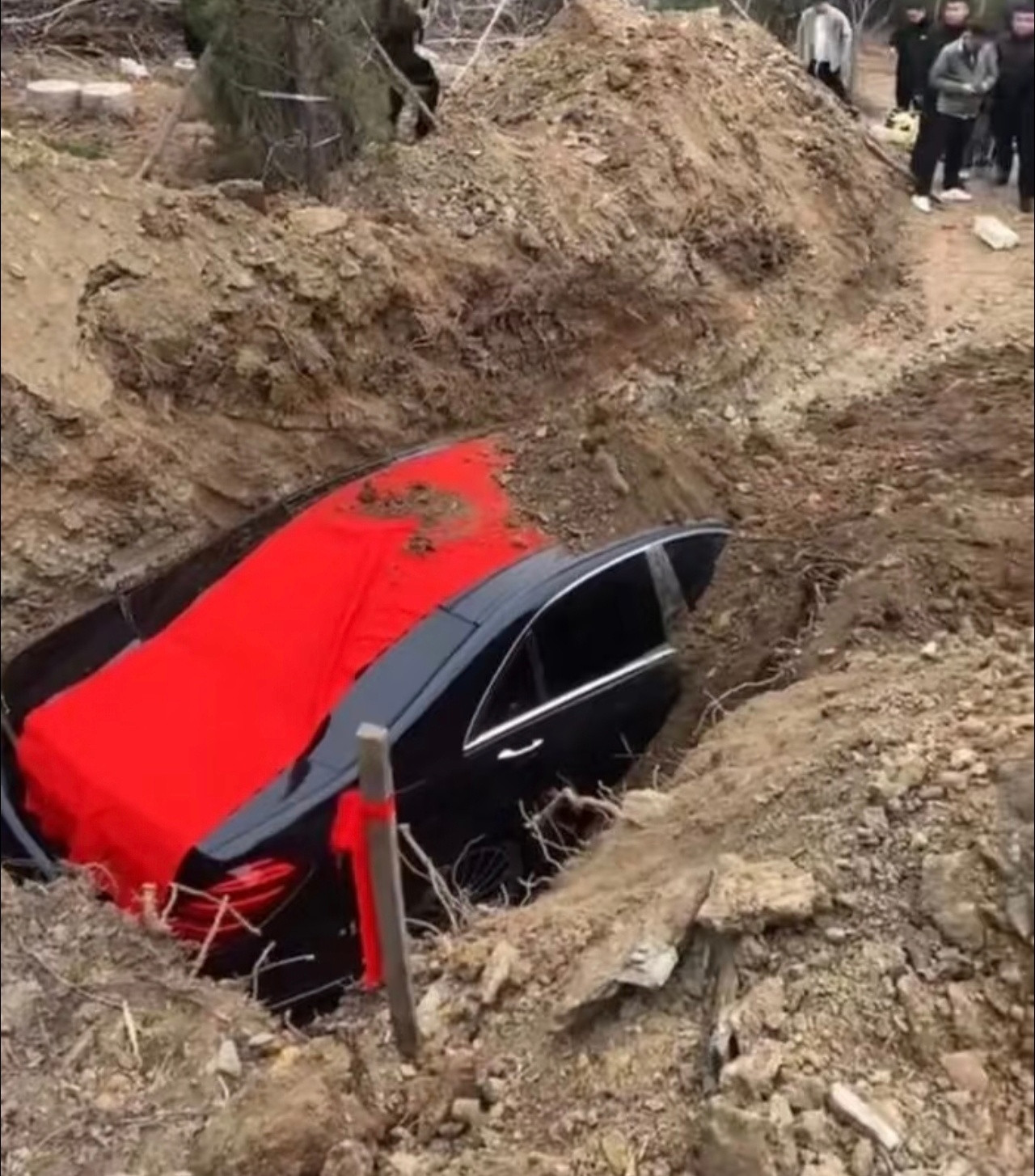 罗永浩谈奔驰豪车被当陪葬品古有秦始皇的兵马俑今有辽宁的奔驰做陪葬，居然还是豹子号