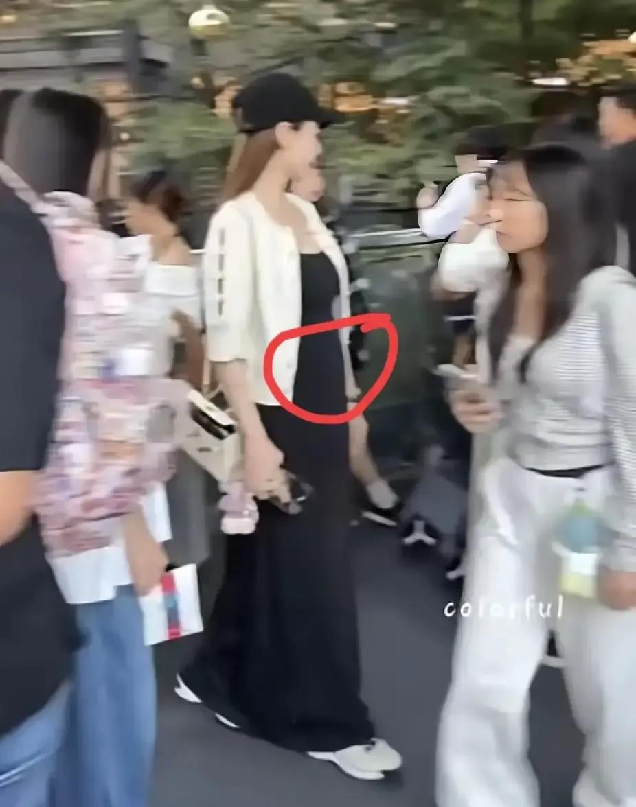 马筱梅挺着快八个月的肚子，一手拎童装袋一手牵着小玥儿逛商场，蹲下去给娃系鞋带再自